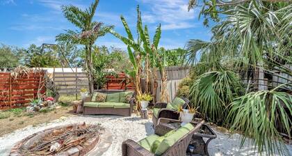 Ripple Inn: Coastal vacation home w/ lagoon pool access 1/2 mile to beach ferry