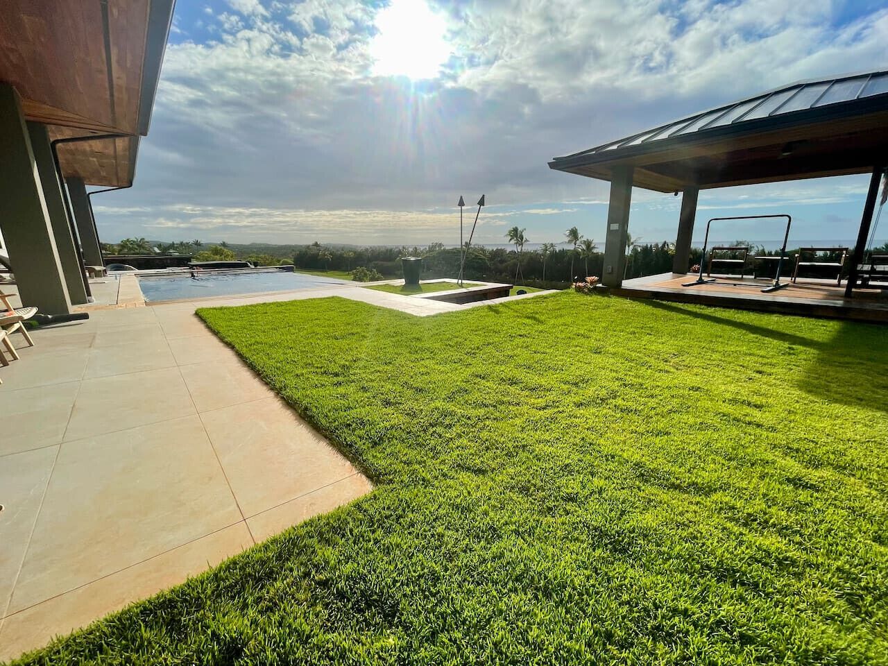 Une pelouse bien entretenue, agrémentée d’une terrasse et d’une piscine.