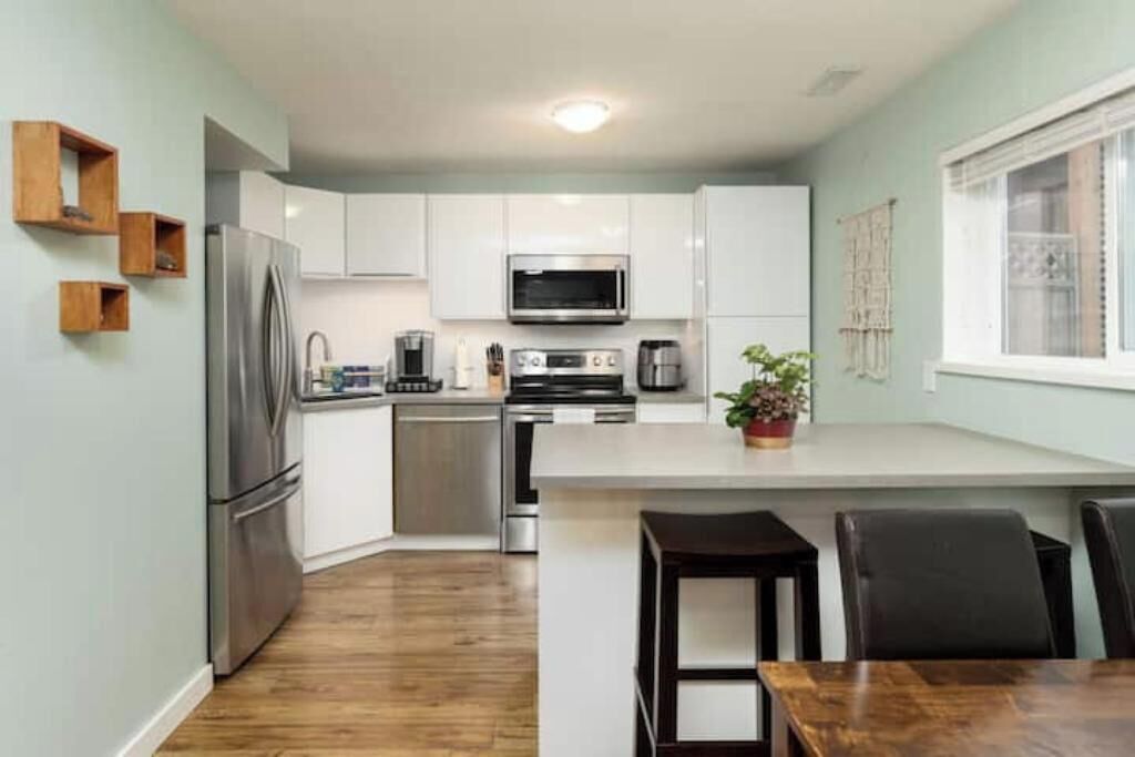 冷蔵庫、電子レンジ、オーブン、コンロ