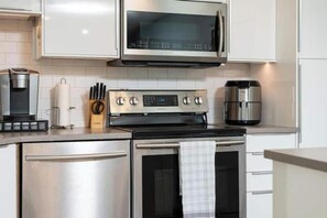 Fridge, microwave, oven, stovetop - Cozy Escape in a Central Neighborhood (Victoria)