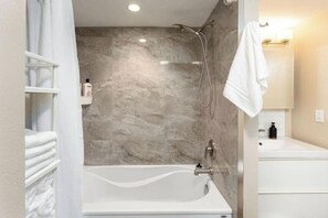 Asciugacapelli, asciugamani, sapone, shampoo