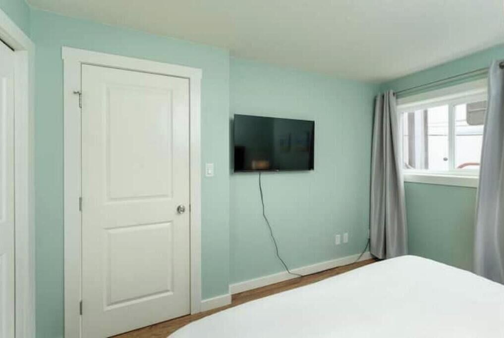 2 bedrooms, iron/ironing board, travel crib, free WiFi