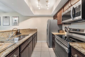 Micro-ondes, four, plaque de cuisson, lave-vaisselle