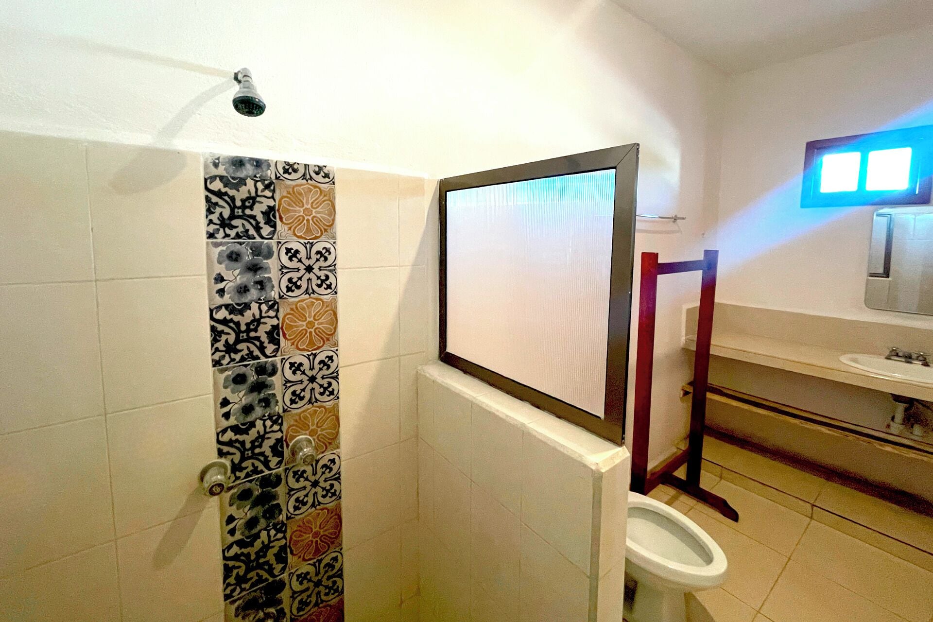 Quarto triplo conforto | Banheiro | Chuveiro, toalhas de banho, sabonete, shampoo