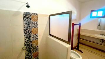 Quarto triplo conforto | Banheiro | Chuveiro, toalhas de banho, sabonete, shampoo
