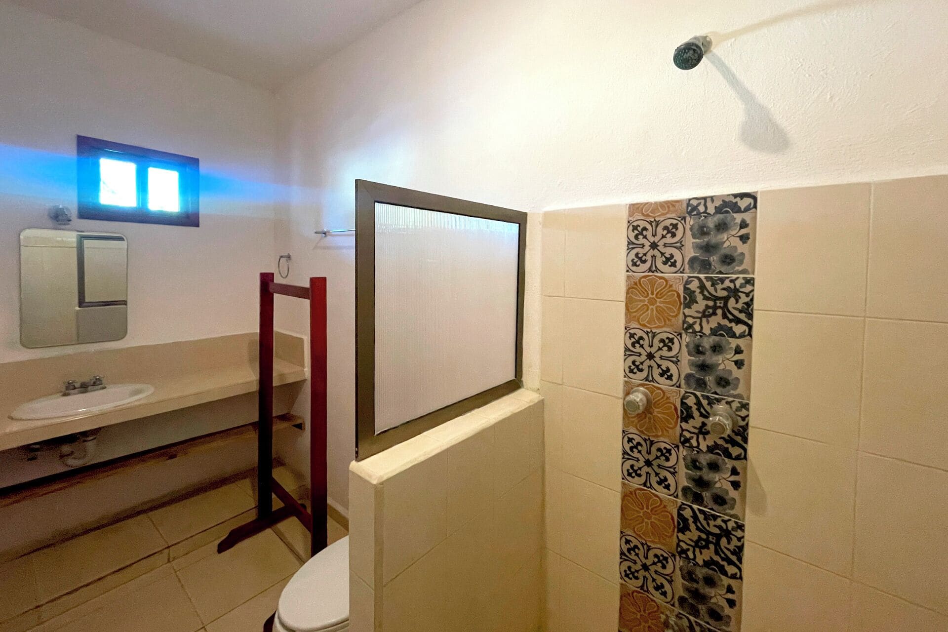 Quarto casal, 2 camas de casal | Banheiro | Chuveiro, toalhas de banho, sabonete, shampoo