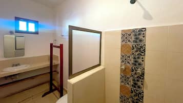 Quarto casal, 2 camas de casal | Banheiro | Chuveiro, toalhas de banho, sabonete, shampoo