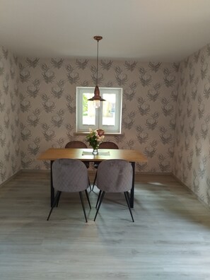 Dining - Vacation apartment Hof Lanze with a view of the Eichenallee (Prezelle)