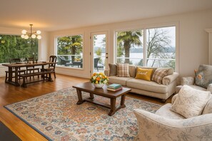 40-inch Smart TV with digital channels, fireplace - Luxury 180 degree Lake View  (Mercer Island)