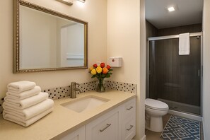 Vòi sen/bồn tắm kết hợp, đồ dùng nhà tắm miễn phí, máy sấy tóc 