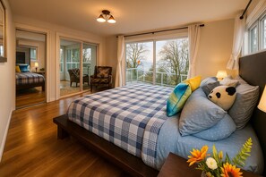 Desk, laptop workspace, iron/ironing board, free cribs/infant beds - Luxury 180 degree Lake View  (Mercer Island)