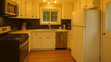 Full-size fridge, microwave, oven, stovetop