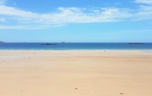 A wide sandy beach with calm water and a clear sky. - Maison à la campagne (Le Ferré)