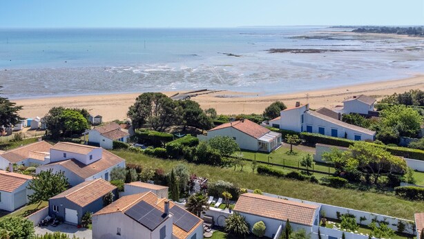 A coastal residential area with houses, a beach, and a clear sky. - 3 bedroom awesome home in Saint-Denis-d'Oléron (Saint-Denis-d'Oléron)
