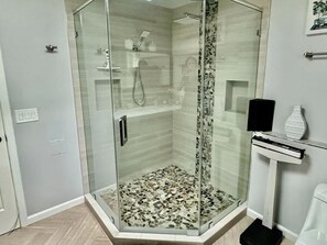 SĂšche-cheveux, serviettes fournies, papier toilette