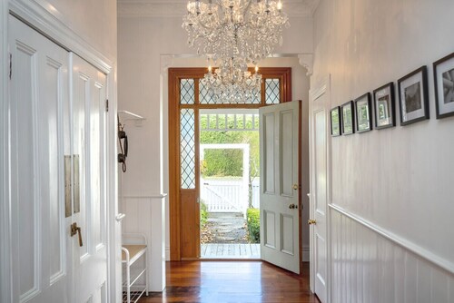 Bellini | Elegant Heritage Villa, Short Walk to Martinborough Village