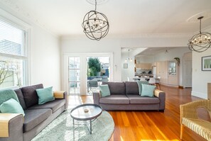 Una Smart TV, una chimenea