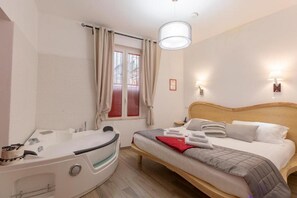 3 chambres, bureau, fer et planche à repasser, lit parapluie
