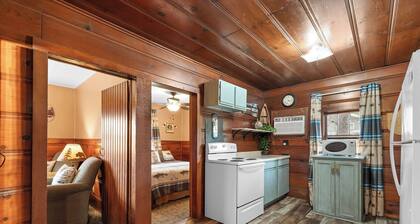 Rustic charm/Cozy comfort-1-bedroom cabin/Ozark view nestled by Bull Shoals Lake