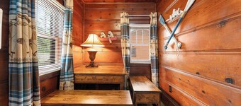 Rustic charm/Cozy comfort-1-bedroom cabin/Ozark view nestled by Bull Shoals Lake