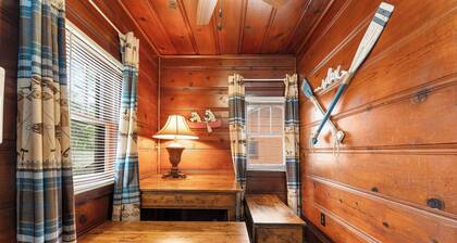Rustic charm/Cozy comfort-1-bedroom cabin/Ozark view nestled by Bull Shoals Lake