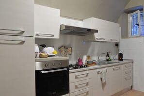 Frigorifero, forno, piano cottura, lavastoviglie
