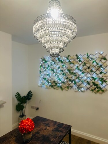 Modern 2-bedroom house with WiFi and parking in Lincoln city