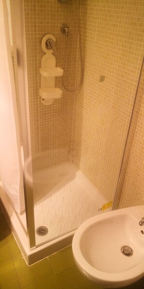Douche, sèche-cheveux, bidet, serviettes fournies