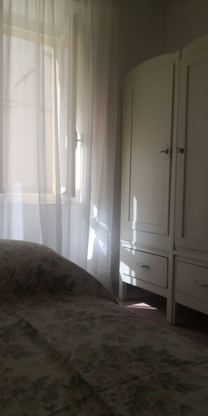 2 bedrooms, WiFi, bed sheets - Once upon a time (Guardistallo)