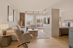 Penthouse Studio | Living area | 55-inch Smart TV with digital channels, TV, Netflix - Belmont Residences (Opfikon)