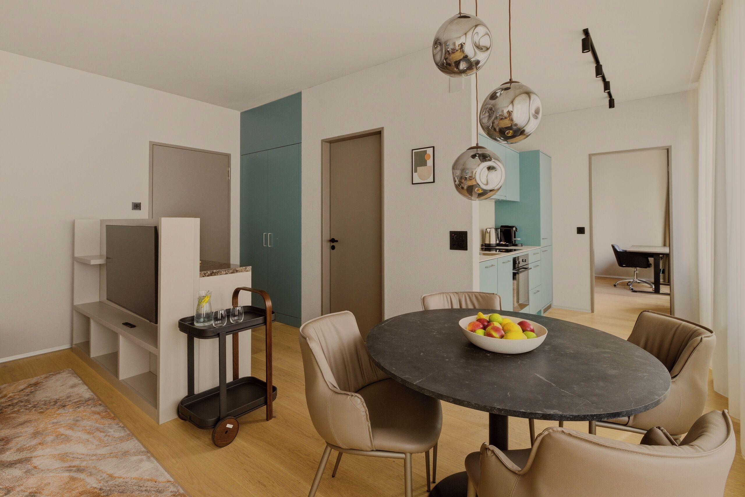 Apartment Classic | Área de sala de estar | Smart TV de 55 pulgadas con canales digitales, televisión y Netflix 