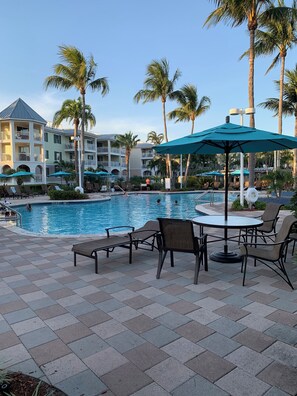 Utendørsbasseng og et oppvarmet basseng