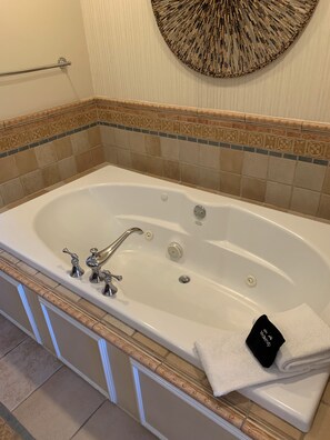 Douche, baignoire à jets, sèche-cheveux, serviettes fournies