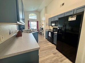 Jääkaappi, mikroaaltouuni, uuni, liesi