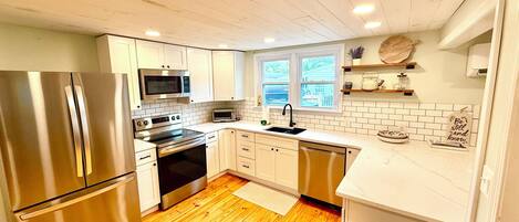 ثلاجة، ميكروويف، غسالة أطباق، ماكينة لصنع القهوة/الشاي