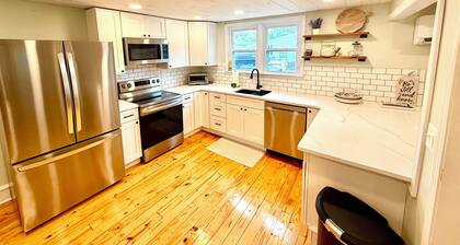 6 Min to the Beach Private backyard bikes games grill fire pit WiFi Dog Friendly