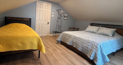 6 Min to the Beach Private backyard bikes games grill fire pit WiFi Dog Friendly