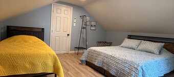 6 Min to the Beach Private backyard bikes games grill fire pit WiFi Dog Friendly