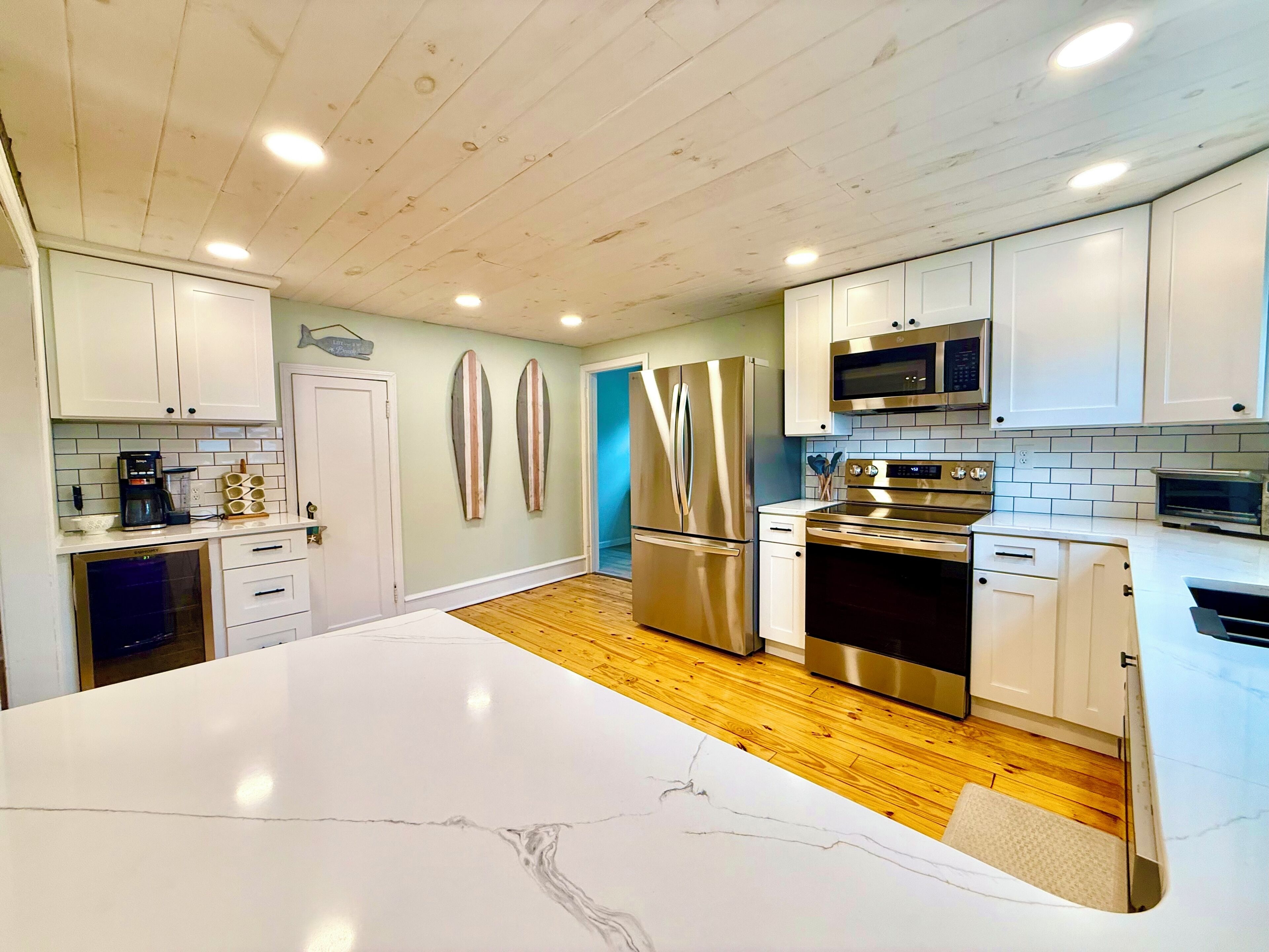 ثلاجة، ميكروويف، غسالة أطباق، ماكينة لصنع القهوة/الشاي