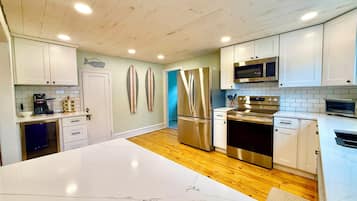 Réfrigérateur, micro-ondes, lave-vaisselle, cafetiÚre/bouilloire