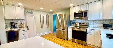 Fridge, microwave, dishwasher, coffee/tea maker