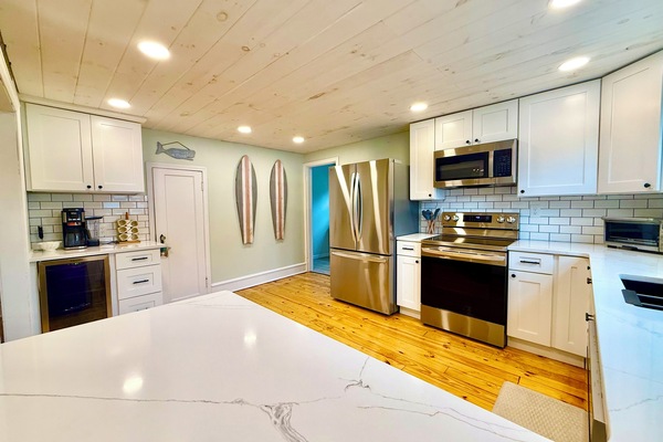 Kjøleskap, mikrobølgeovn, oppvaskmaskin og kaffetrakter/tekoker