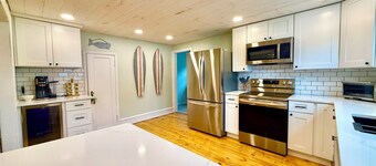 6 Min to the Beach Private backyard bikes games grill fire pit WiFi Dog Friendly