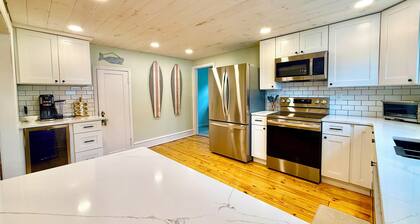 6 Min to the Beach Private backyard bikes games grill fire pit WiFi Dog Friendly