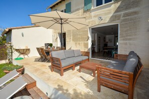 Outdoor dining - 3-bedroom villa with private pool and AC (Tarascon)