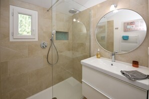 Dusche, Haartrockner, Handtücher, Seife