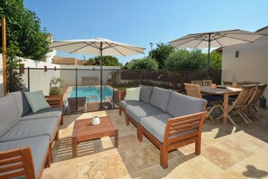 Outdoor dining - 3-bedroom villa with private pool and AC (Tarascon)