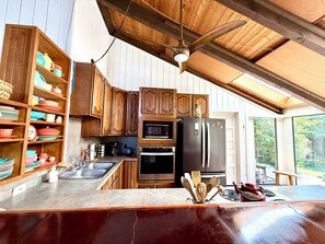 Private kitchen - 4-bedroom Home, Wifi, Rose Garden, 5 Minutes to beaches in Ft. Bragg (Fort Bragg)