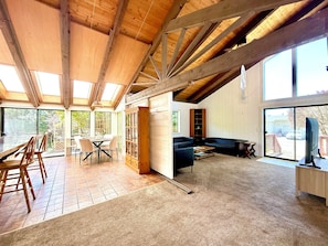 Living area - 4-bedroom Home, Wifi, Rose Garden, 5 Minutes to beaches in Ft. Bragg (Fort Bragg)