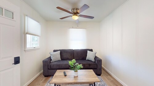 Low Tide Estate - [1BD, 1BA, POOL]